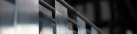 Detailaufnahme einer Kühlplatte mit partieller Laserentlackung zur gezielten Freilegung funktionaler Bereiche