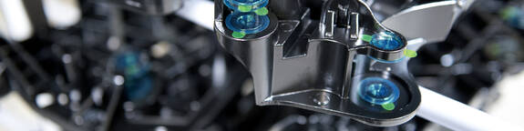 KTL-beschichtete Bauteile mit Maskierung zur gezielten Pulverbeschichtung und Definition funktionaler Bereiche