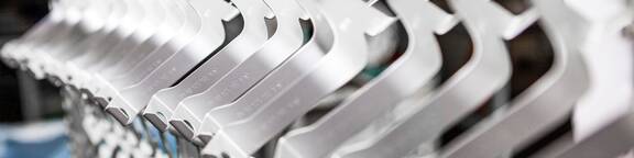 Zinklamellenbeschichtete Verbindungselemente und Strukturbauteile mit hohem Korrosionsschutz für Automotive und Industrie