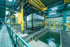 Industrielle KTL-Beschichtung zur gleichmäßigen Grundbeschichtung von Bauteilen für optimalen Korrosionsschutz