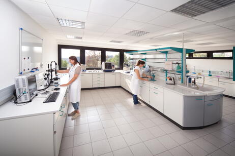 Laborprüfung von Beschichtungen für Hochvolt-Komponenten zur Sicherstellung von Qualität und Funktion