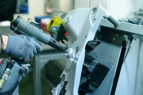 Beschichtete Hochvolt-Komponenten für sichere und beschädigungsfreie Montageprozesse